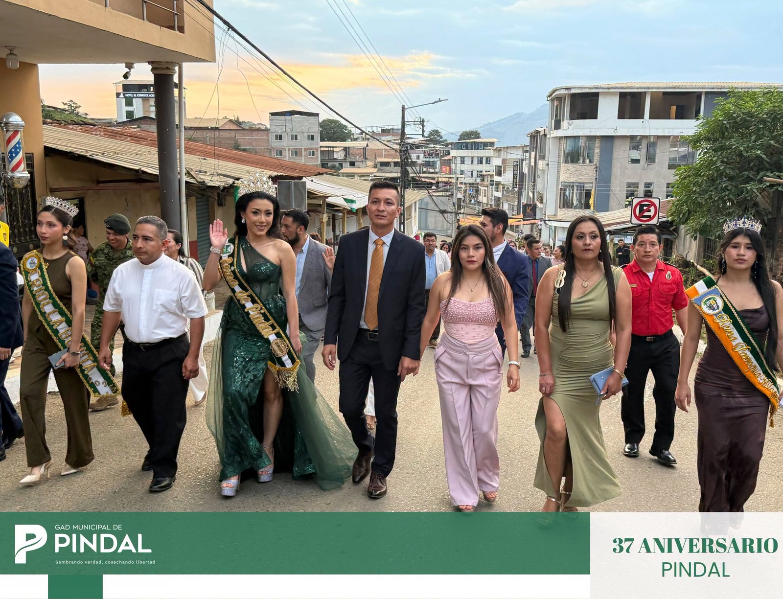 Autoridades del cantón Pindal durante el pregón de fiestas